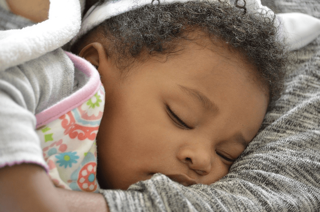 Coussin d'allaitement pour faire dormir bébé : bonne ou mauvaise idée?