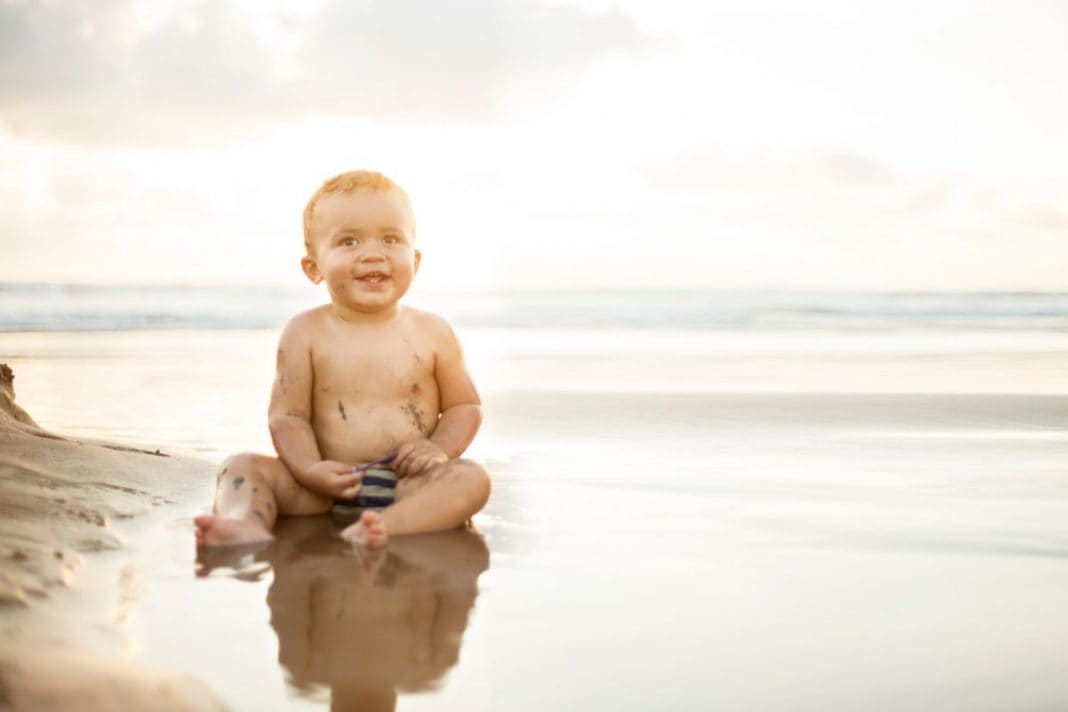 Voici 10 règles (essentielles) à respecter pour protéger bébé du soleil, et passer de bonnes vacances !