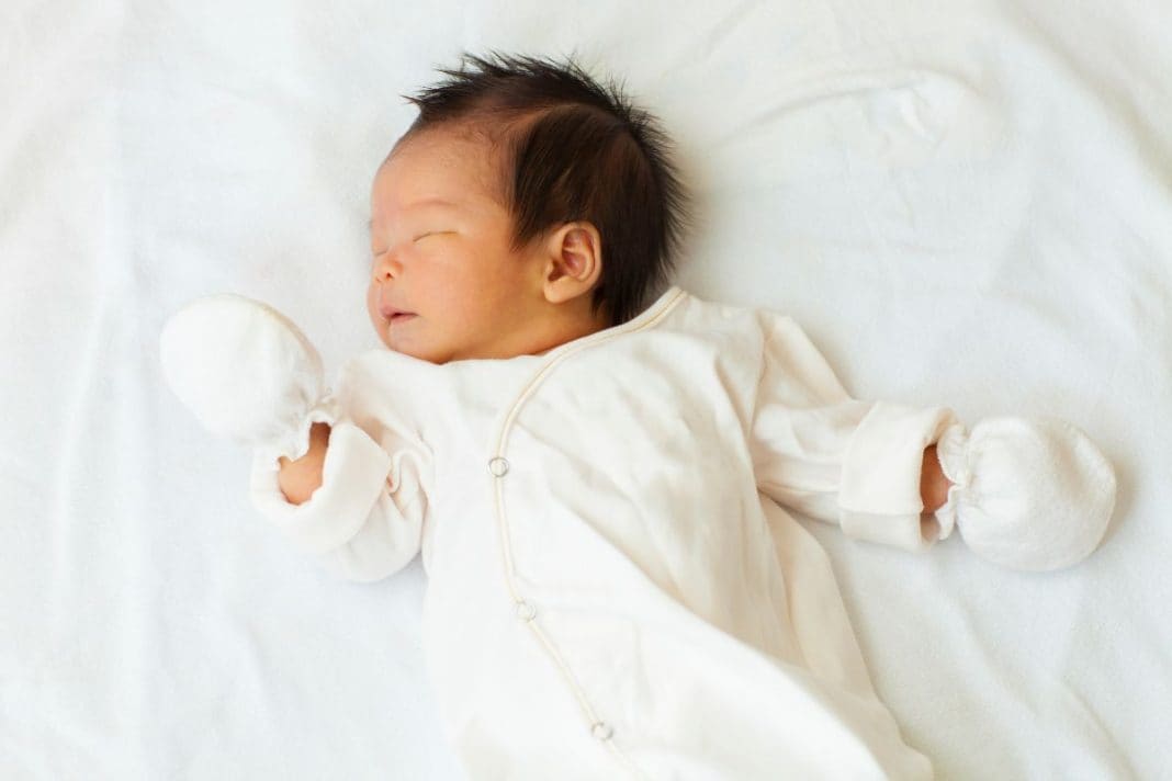 comment endormir son bebe en moins d'une minute - video