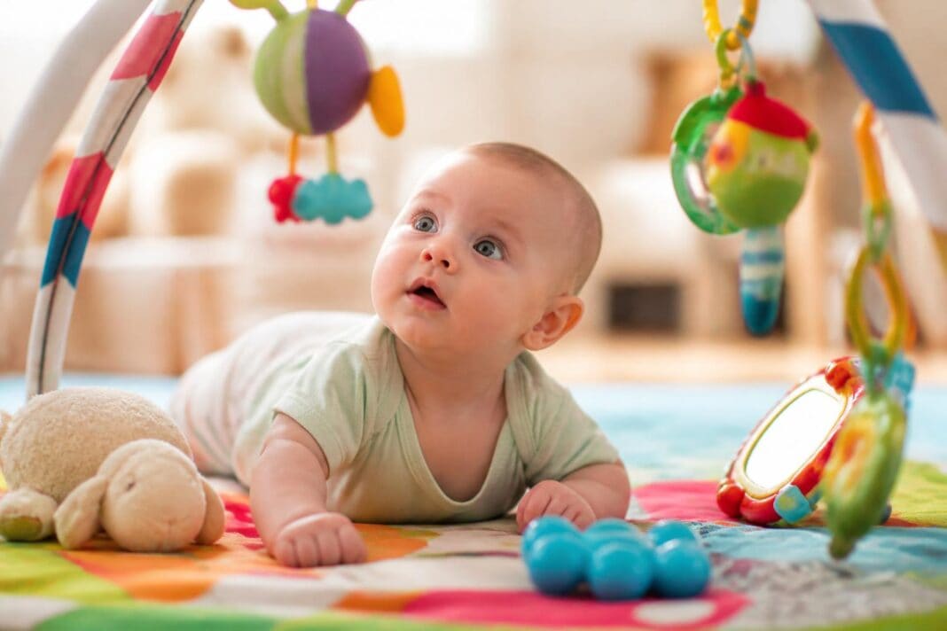 découvrez les étapes clés du développement moteur et sensoriel du bébé à 3 mois pour mieux comprendre ses progrès et favoriser son épanouissement.