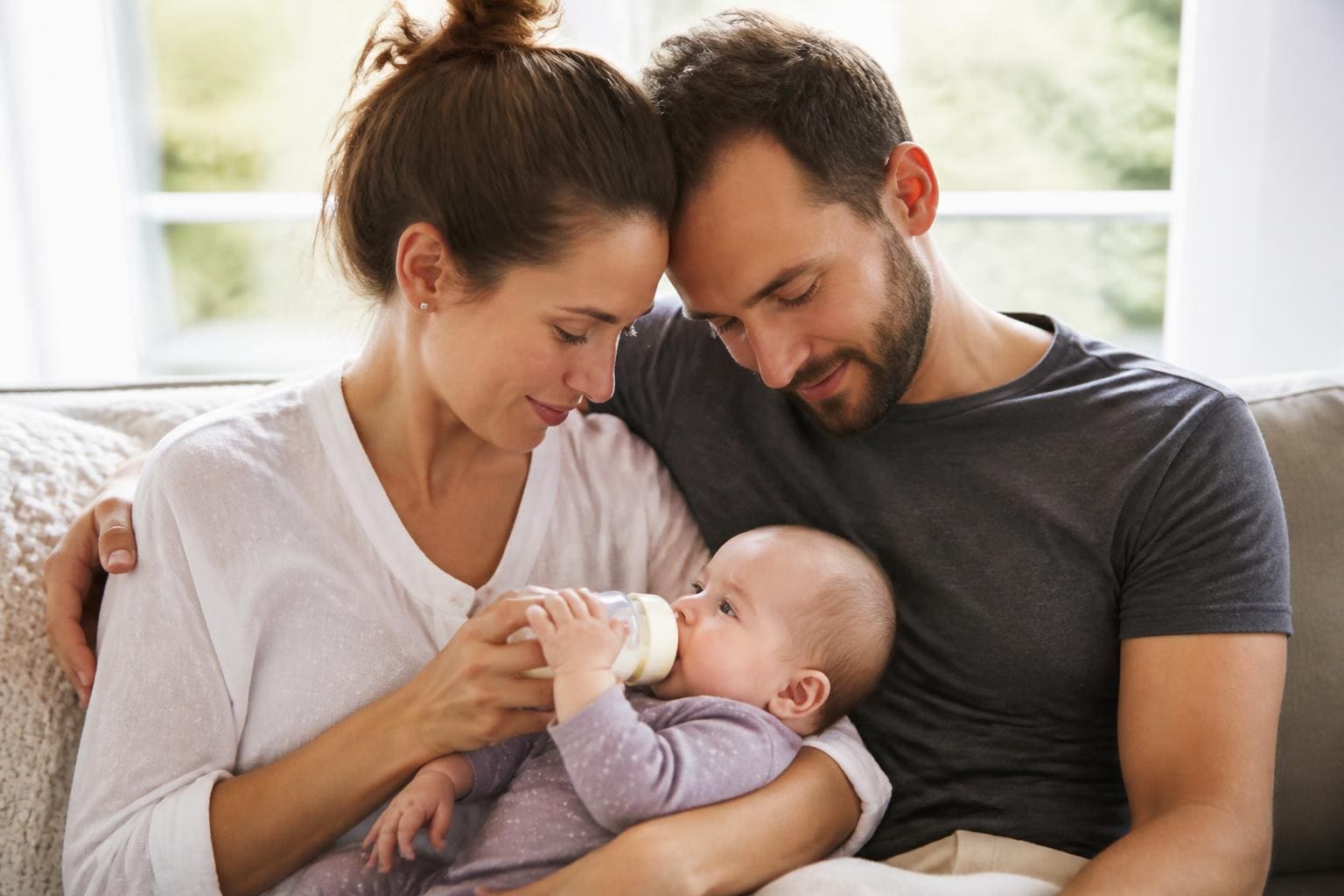 découvrez la méthode infaillible pour doser la quantité de lait adaptée au poids de votre bébé et préparer chaque biberon avec précision pour une alimentation équilibrée.