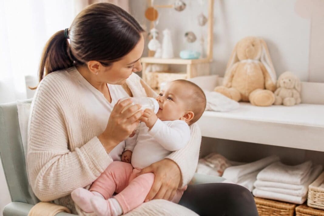 découvrez des astuces pratiques et bienveillantes pour aider votre bébé à adopter le biberon en toute sérénité, facilitant ainsi la transition pour vous et votre enfant.
