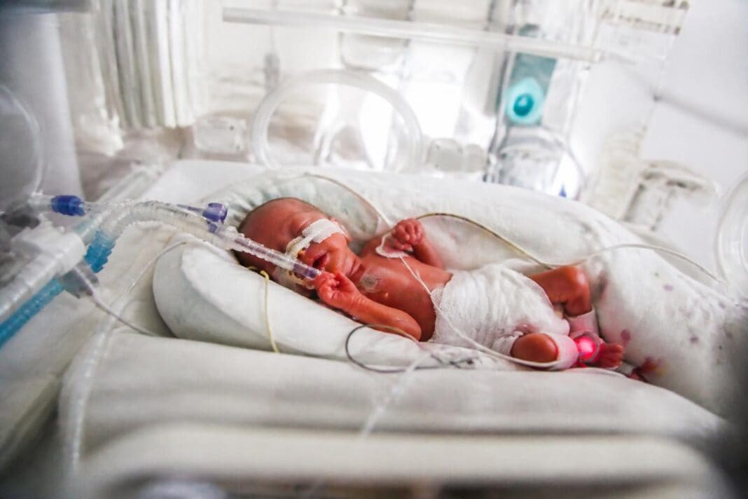 découvrez à partir de combien de semaines de grossesse la survie d'un bébé prématuré devient possible, les progrès médicaux et les facteurs influençant leur prise en charge.