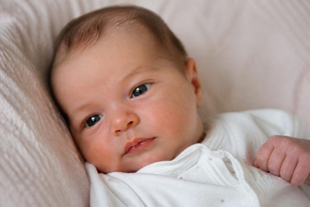 découvrez pourquoi il est normal d'avoir des doutes sur l'apparence de son bébé et comment dépasser ces sentiments pour mieux apprécier votre enfant.
