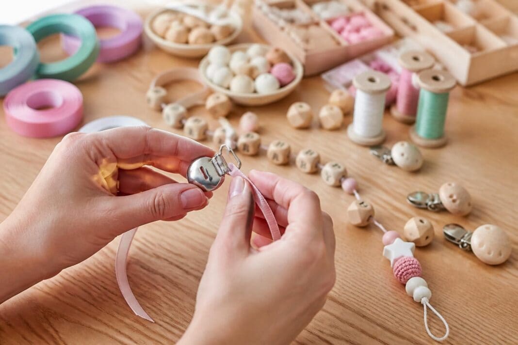découvrez notre guide pratique pour confectionner une attache tétine personnalisée facilement et rapidement, idéale pour offrir un accessoire unique et sécurisé à votre bébé.