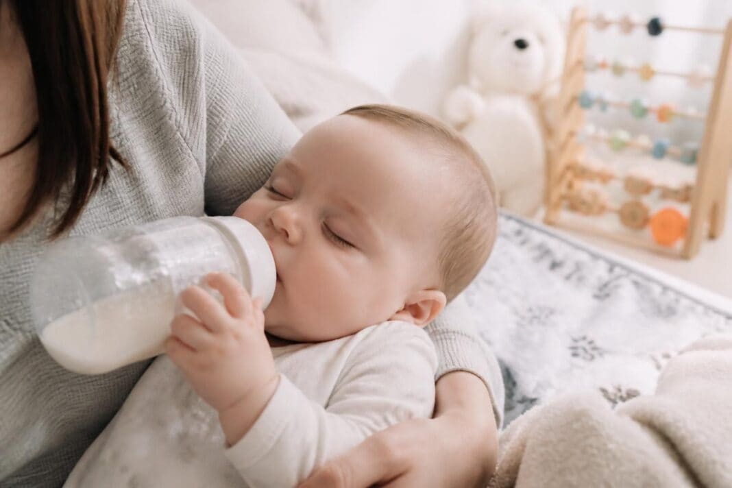 découvrez pourquoi bébé s'endort avec son biberon, comprenez les causes fréquentes et apprenez des astuces efficaces pour aider votre enfant à s'endormir sereinement.