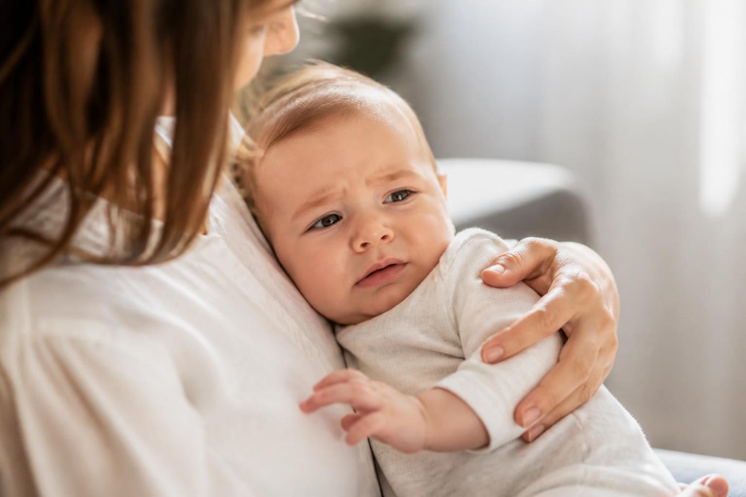 découvrez les causes des selles glaireuses chez les nourrissons, apprenez à reconnaître les signes importants et explorez des remèdes efficaces pour protéger la santé de votre bébé.
