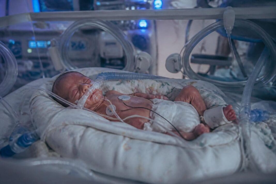 découvrez à partir de combien de semaines une naissance prématurée peut survivre et quels sont les facteurs influençant la viabilité fœtale pour mieux comprendre les avancées médicales.