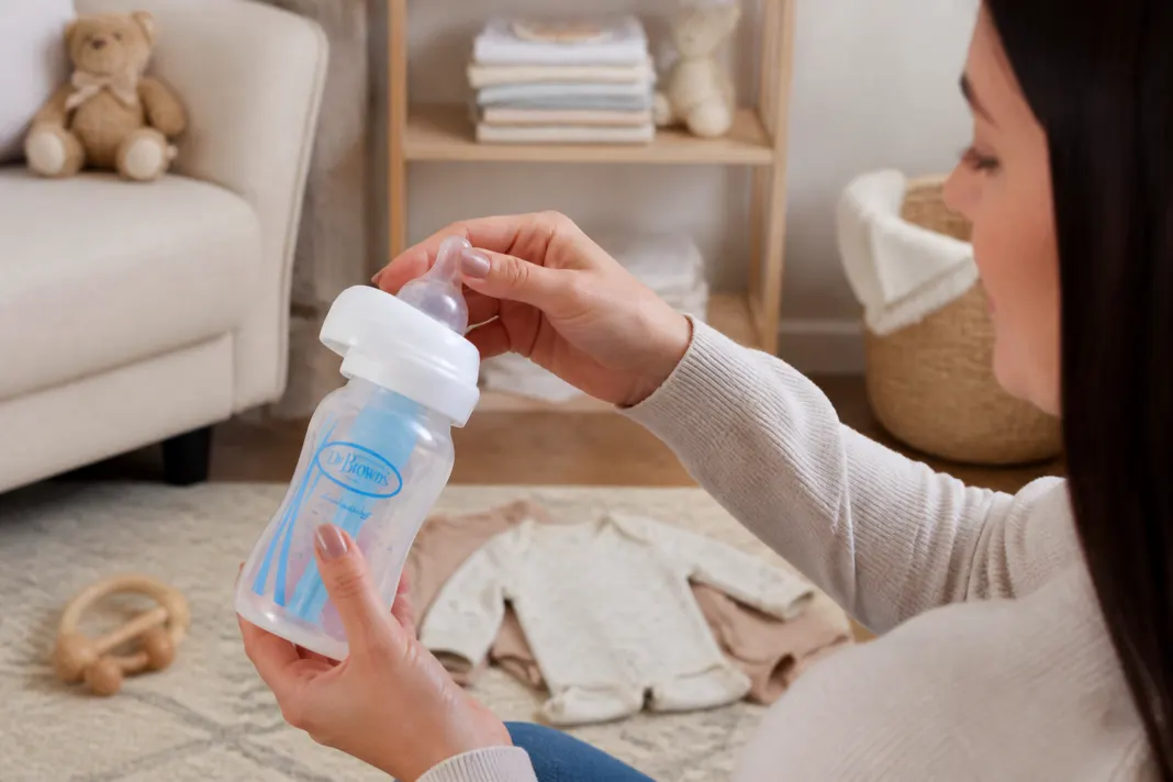Choisir un biberon anti-colique adapté à la croissance de bébé