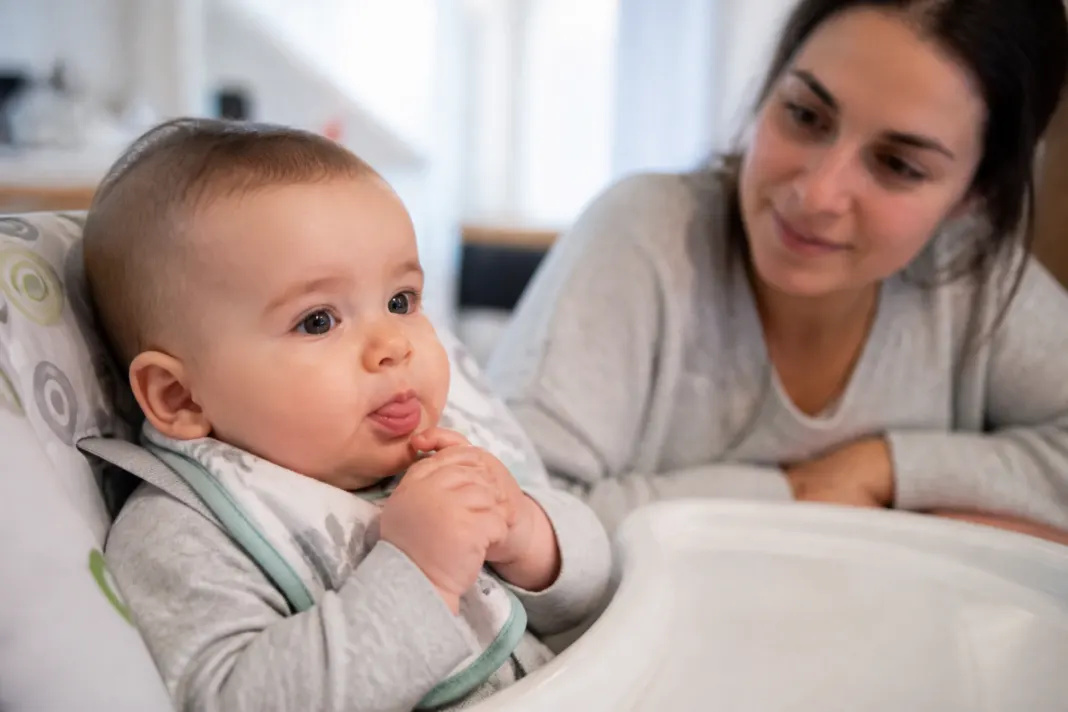 Pourquoi bébé claque-t-il la langue et quand faut-il s’inquiéter