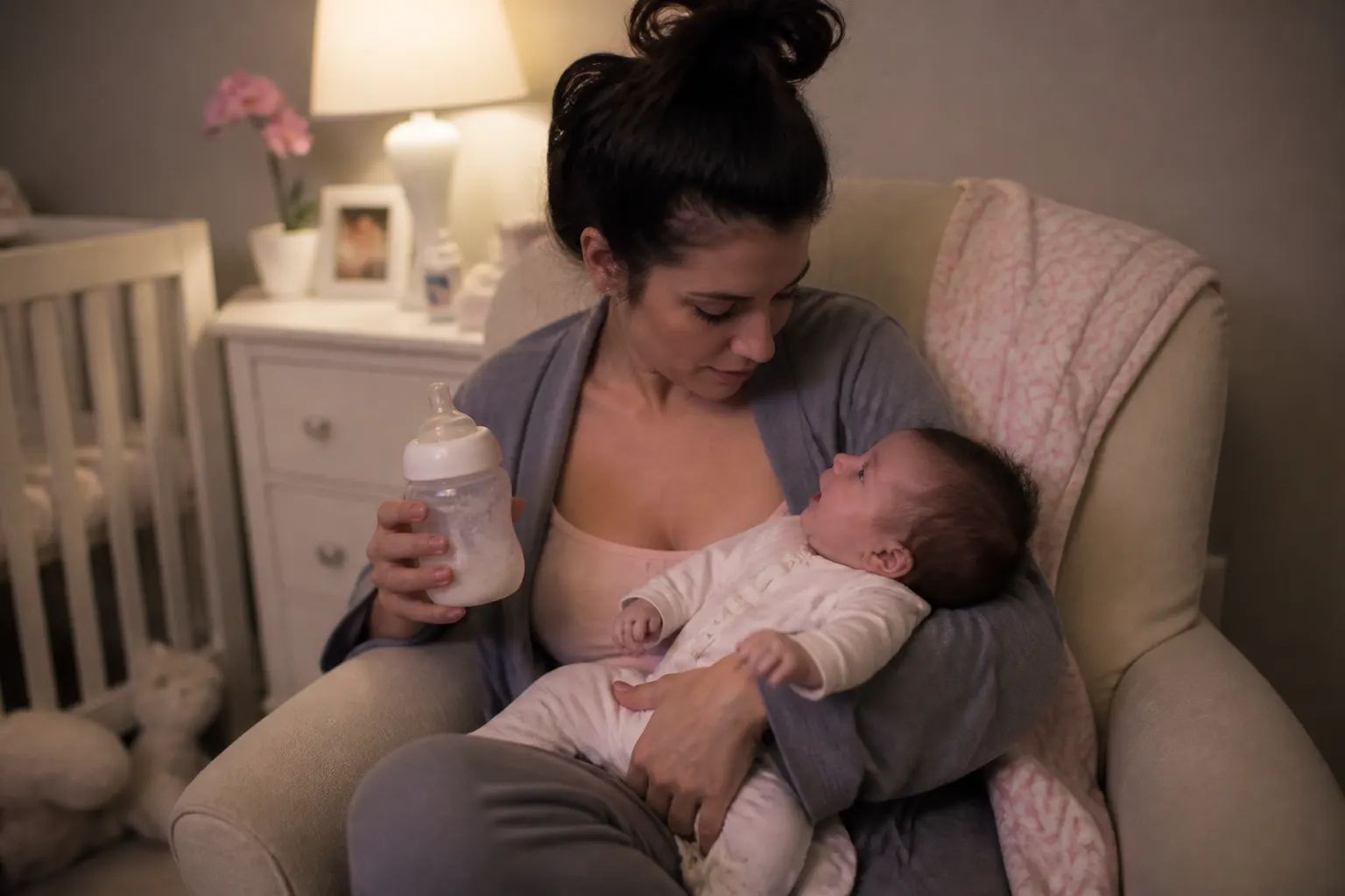Pourquoi bébé se réveille souvent après le biberon et comment y remédier