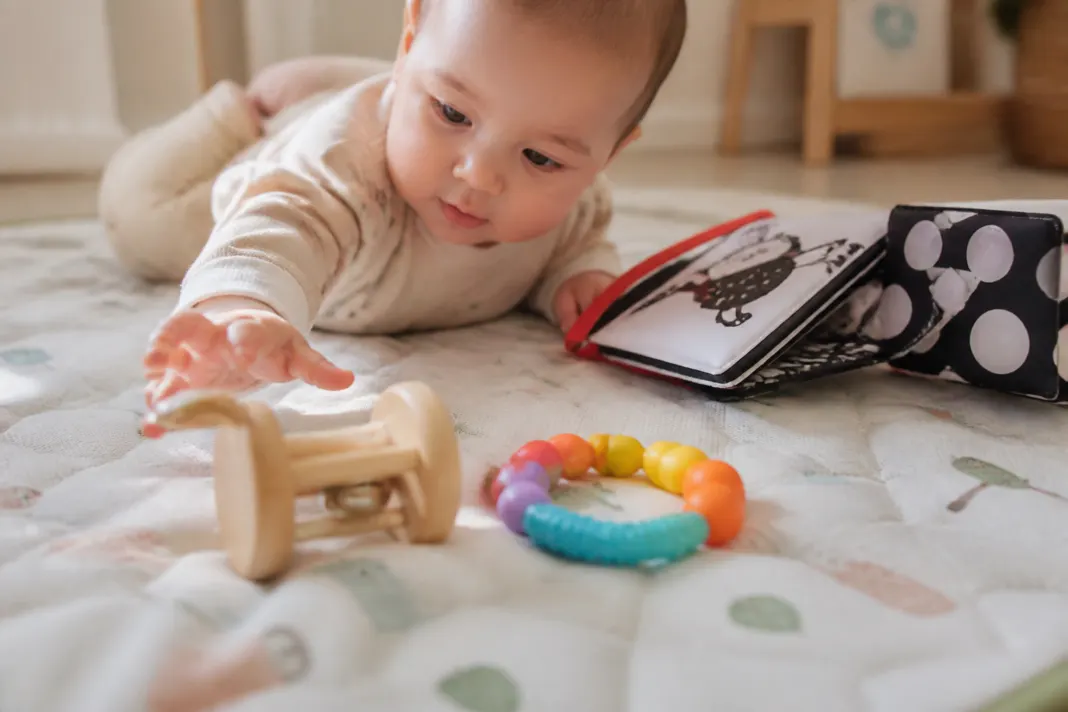 3 mois : les jeux d'éveil qui stimulent bébé en douceur