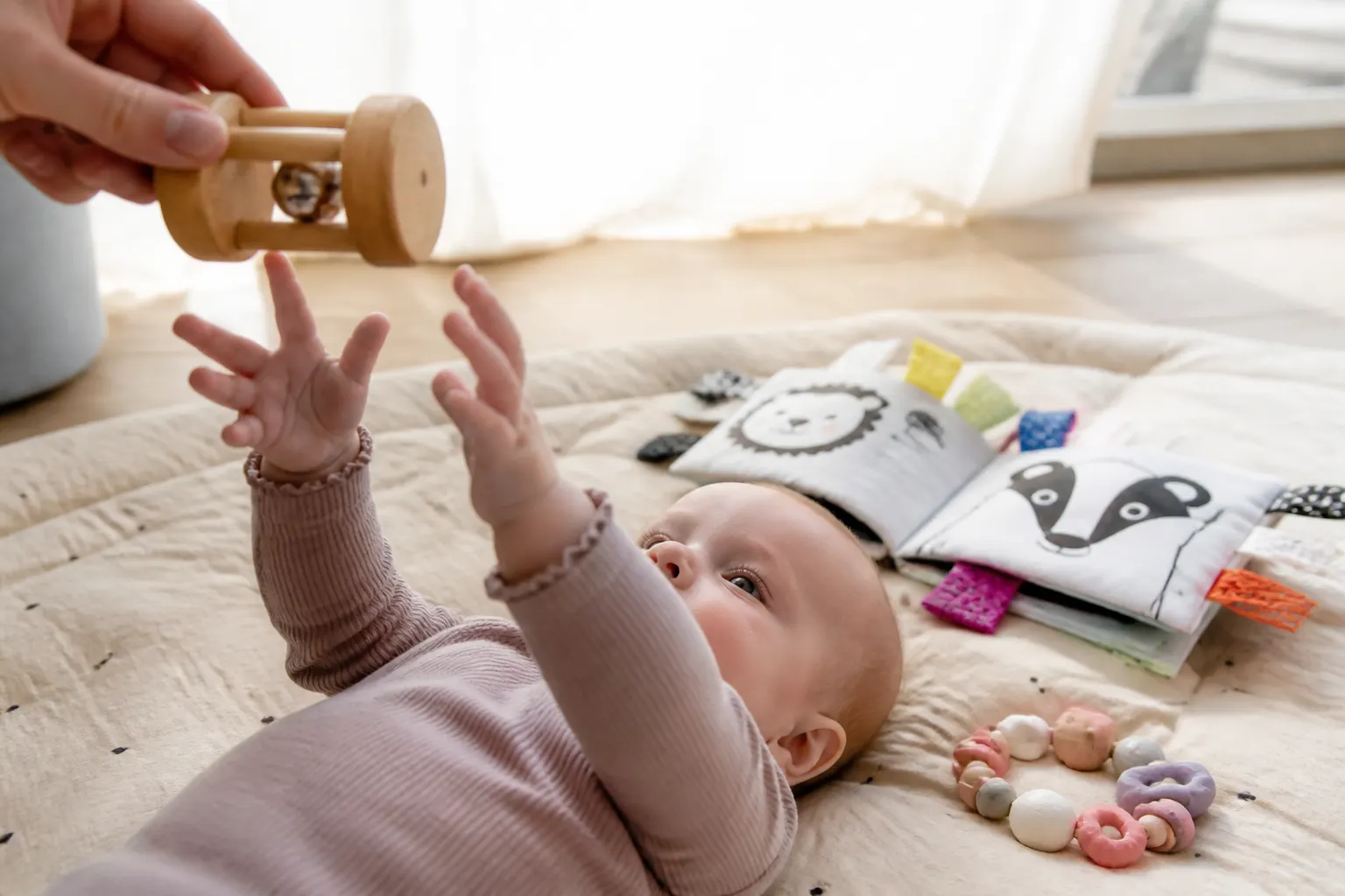 3 mois : les jeux d'éveil qui stimulent bébé en douceur