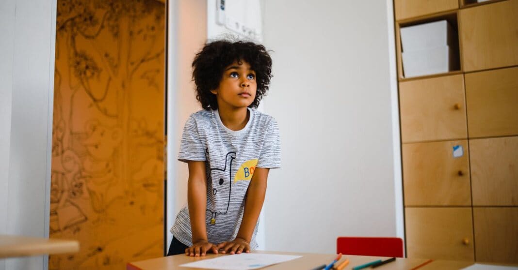 "Enfant qui refuse d’aller à l’école : causes possibles et bonnes réactions"