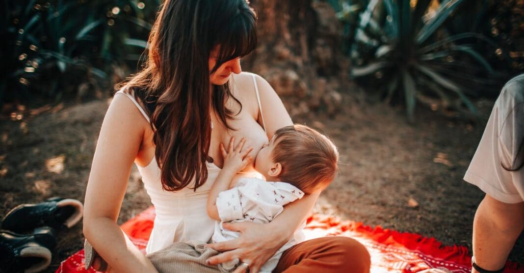 T-shirt d'allaitement : le vêtement qui change la vie des jeunes mamans