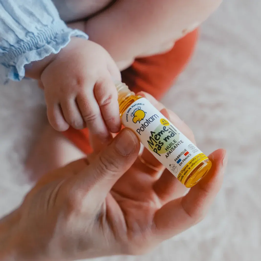 Huile de massage pour les dents de bébé : règles d'âge et gestes essentiels